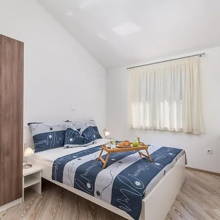 Romana And Tea Apartment Silo (Krk)