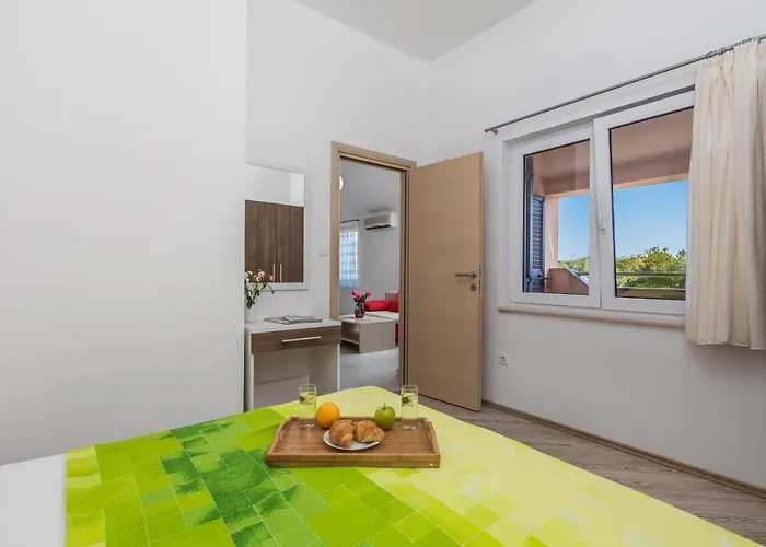 Romana And Tea Daire